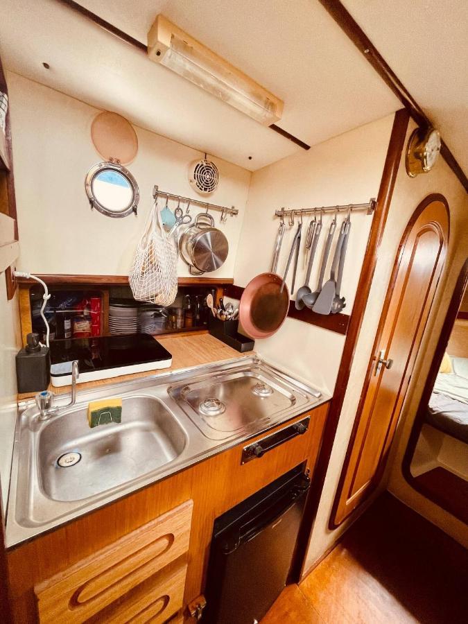 Stylish 80'S Fishing Boat Hotel Sant Adria de Besos Exterior photo