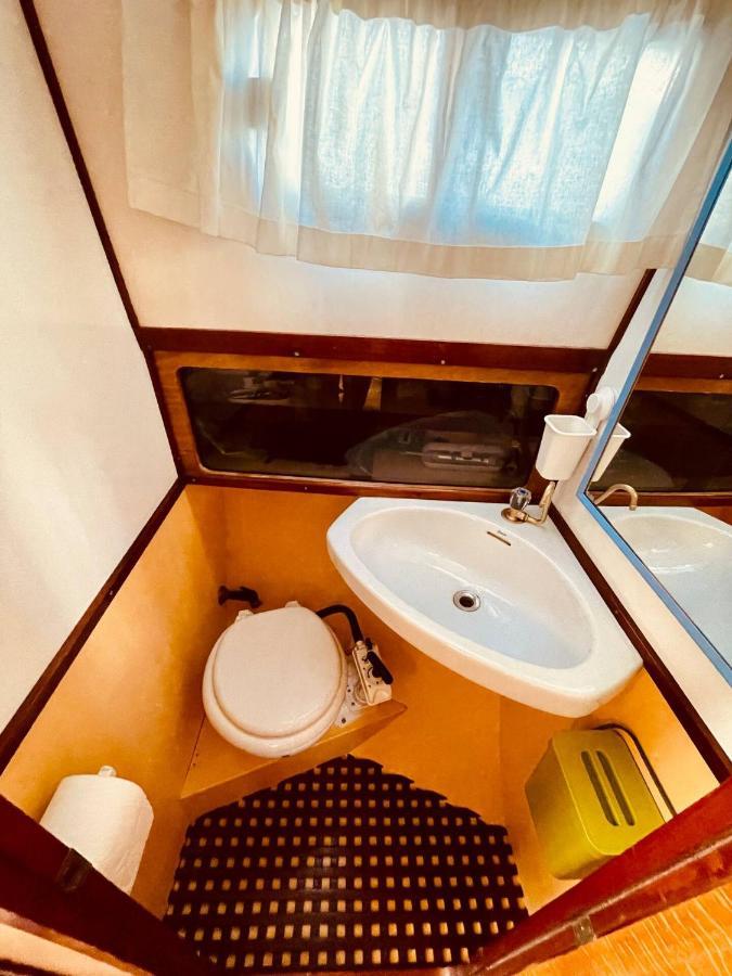 Stylish 80'S Fishing Boat Hotel Sant Adria de Besos Exterior photo